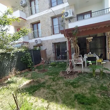 Datca'nin Degerlenen Bolgesi Comarlikta Bahceli Ev *